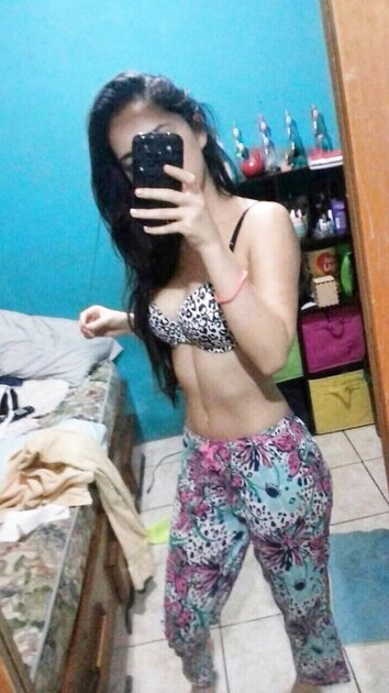 Ella le excita tomarse fotos desnuda ????