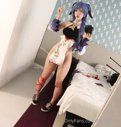 Me1adinha Nua Cosplay