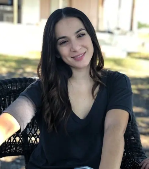 Brunette Beauty Loves Sucking